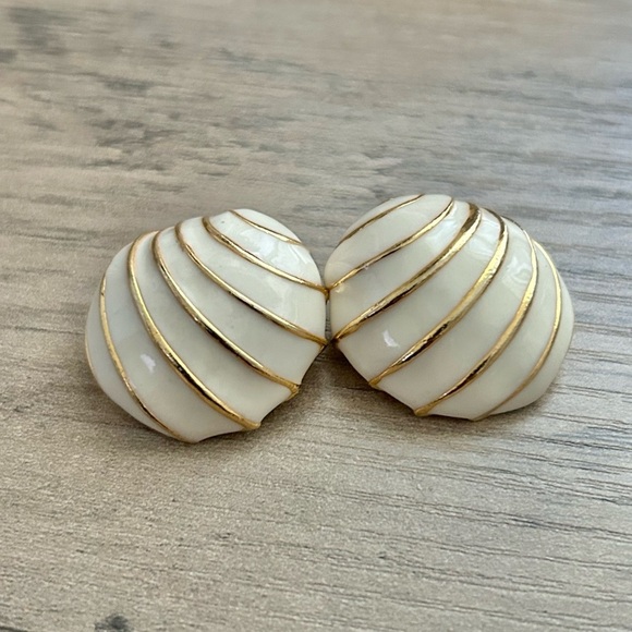 Vintage Cream and Gold Clip On Seashell Earrings - Picture 2 of 7